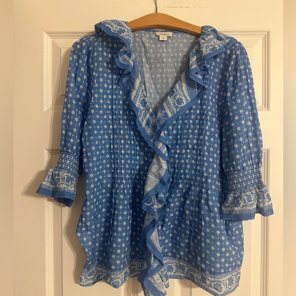 100% Cotton NWOT Sundance Blue Ruffled Blouse with White Patterns Size Large